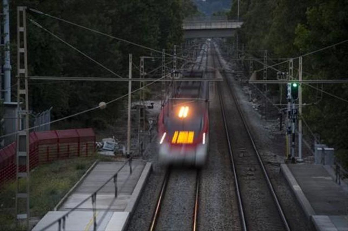 Un tren entraal baixador de Castelldefels-Platja. Un tren entraal baixador de Castelldefels-Platja.