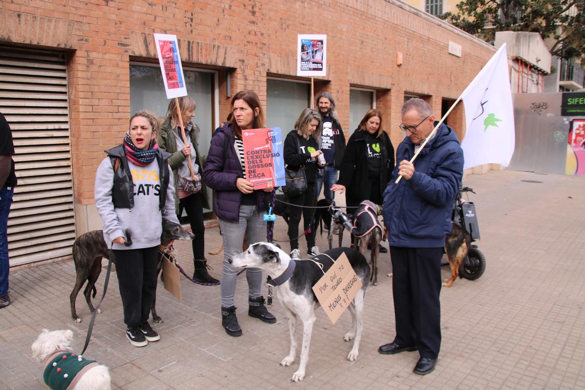 Concentración de protesta para pedir al PSOE y a Unidas Podemos que incluyan a los perros de caza, guarda y actividades específicas en el proyecto de ley de protección animal