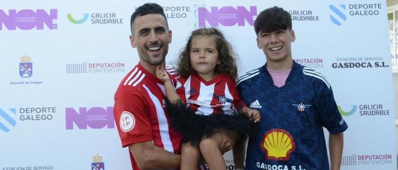 Hugo Sanmartín posa con su nueva camiseta acompañado por sus hijos Ulises y Hera. |  // GONZALO NÚÑEZ