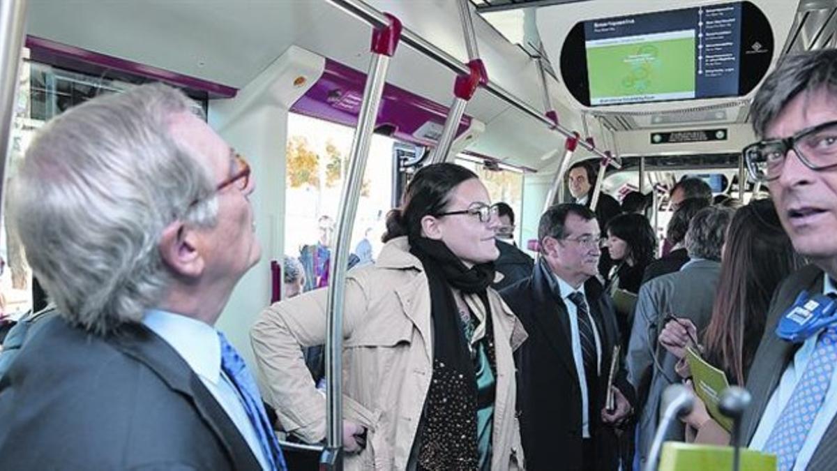 Un político en bus 8 Trias, ayer, durante el paseo por algunos de los rincones inteligentes de Barcelona.