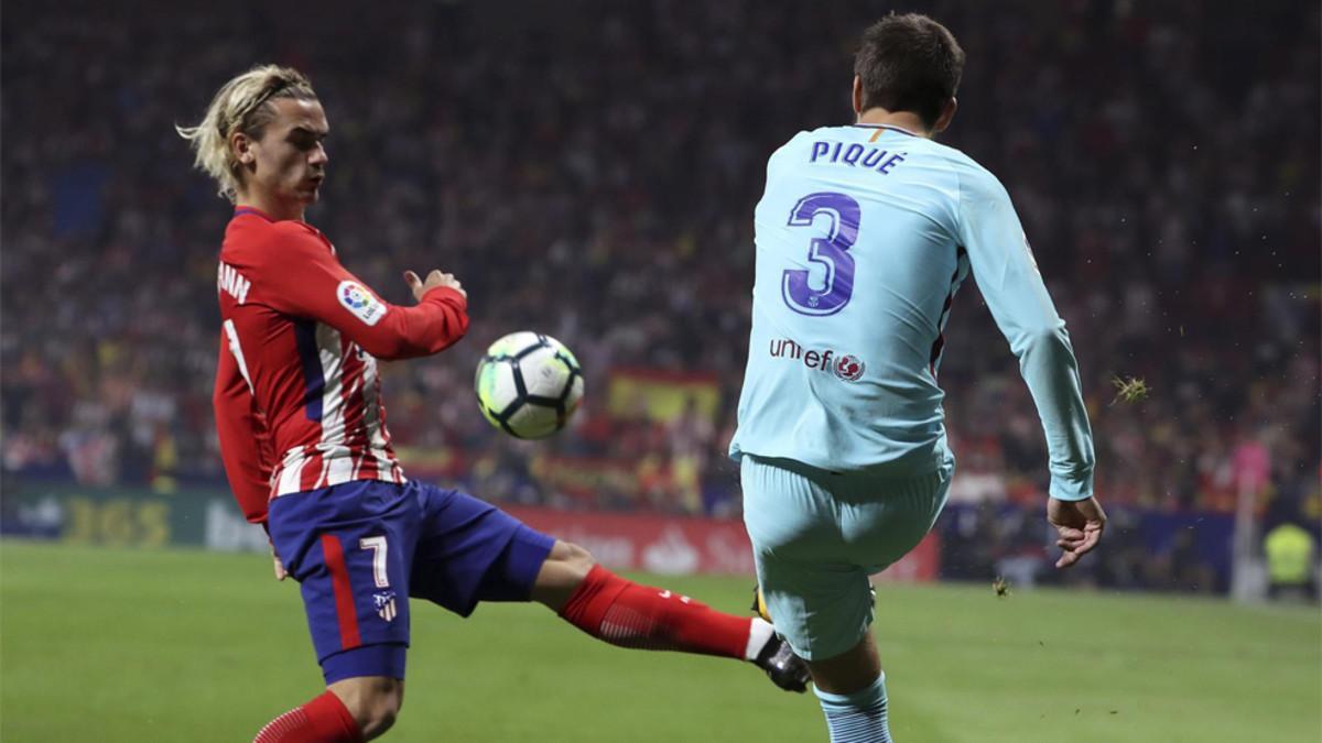 Piqué y Griezmann, en un Atlético - Barça