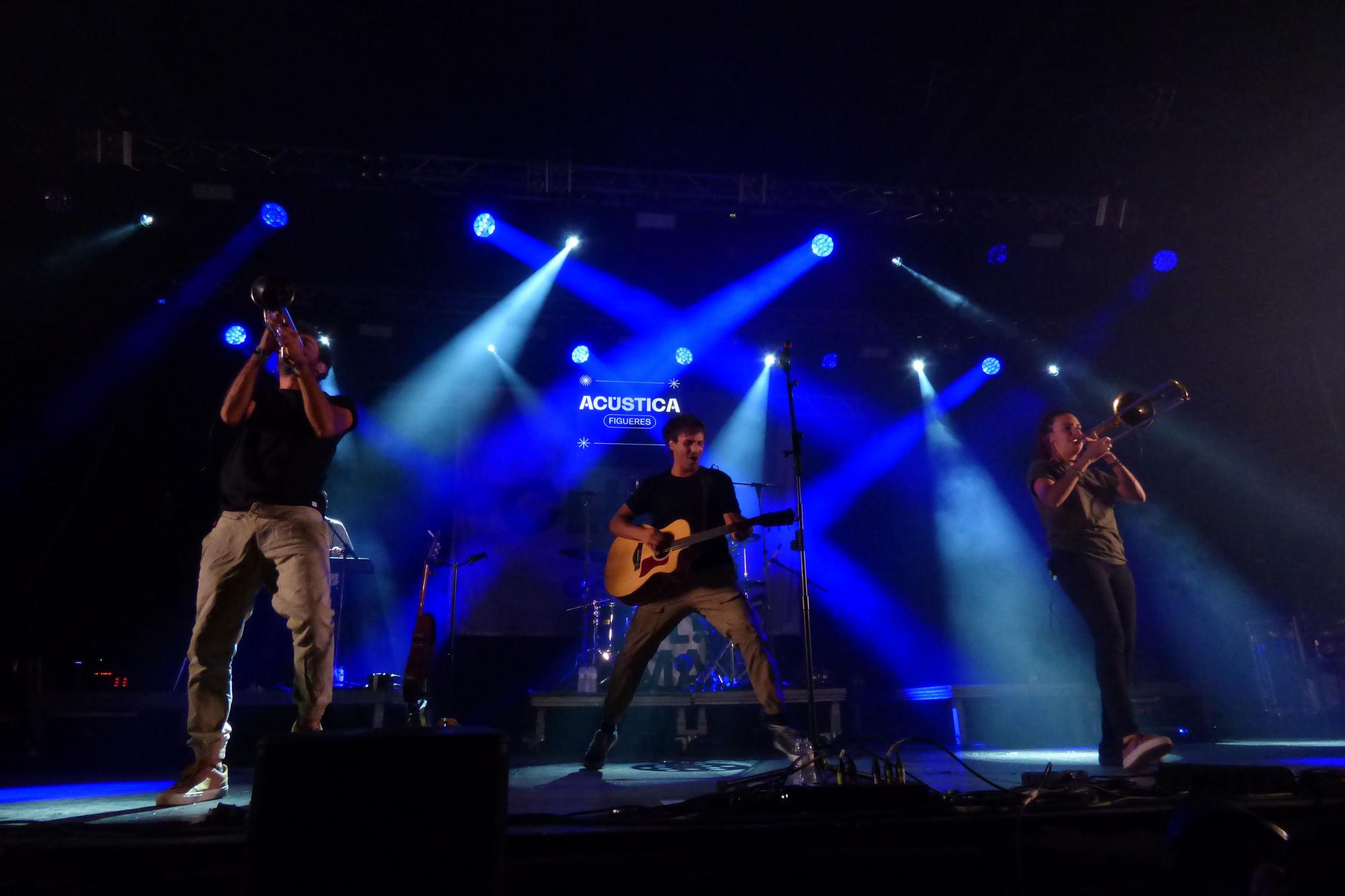 La plaça Catalunya embogeix amb la primera nit del retorn del Festival Acústica