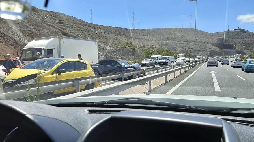 Accidente entre un camión y varios vehículos en la Circunvalación de Las Palmas de Gran Canaria