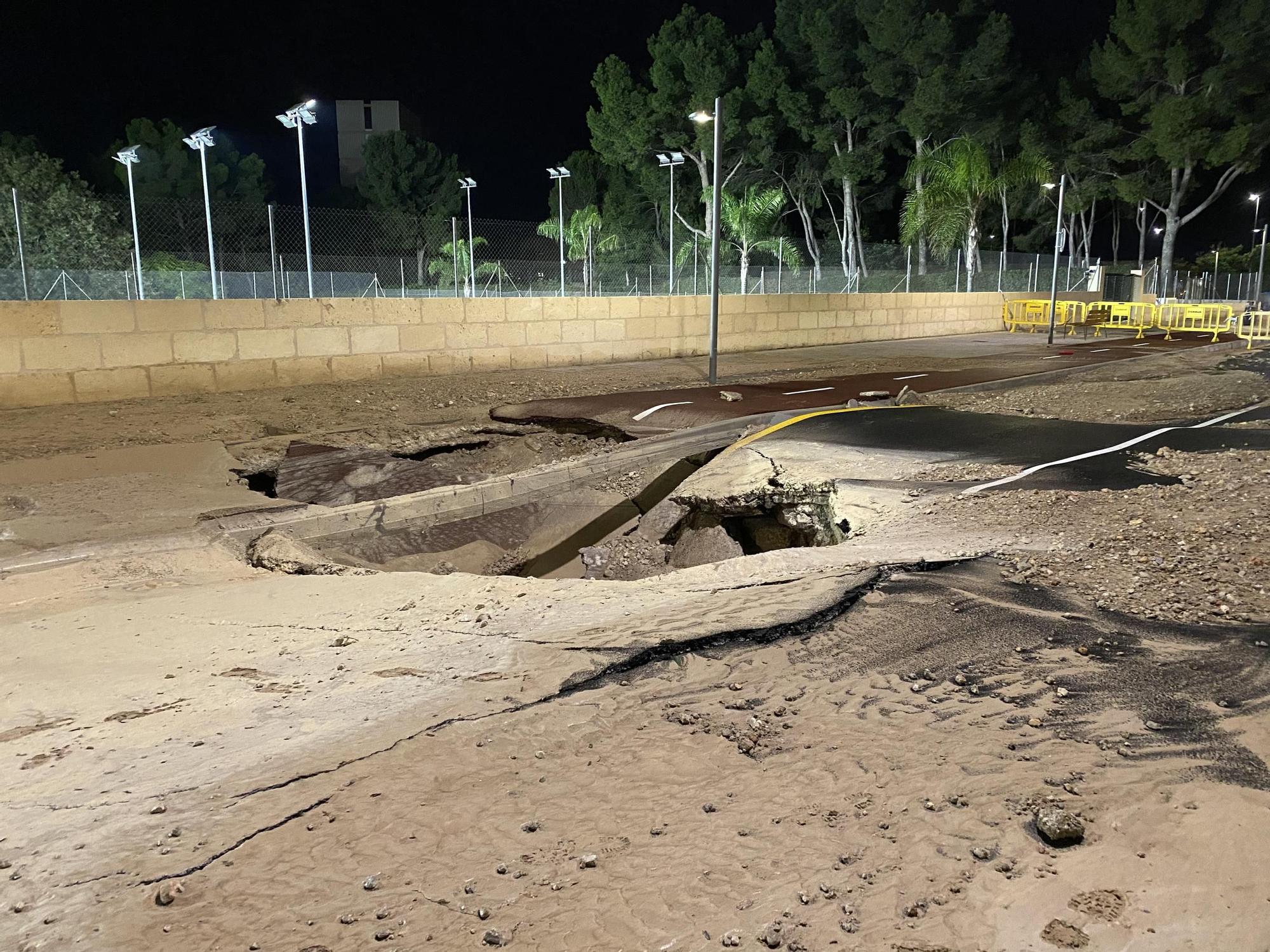 Las fotos del enorme socavón de Camí dels Reis, en Palma, que rompió una tubería y dejó sin agua a cinco barrios