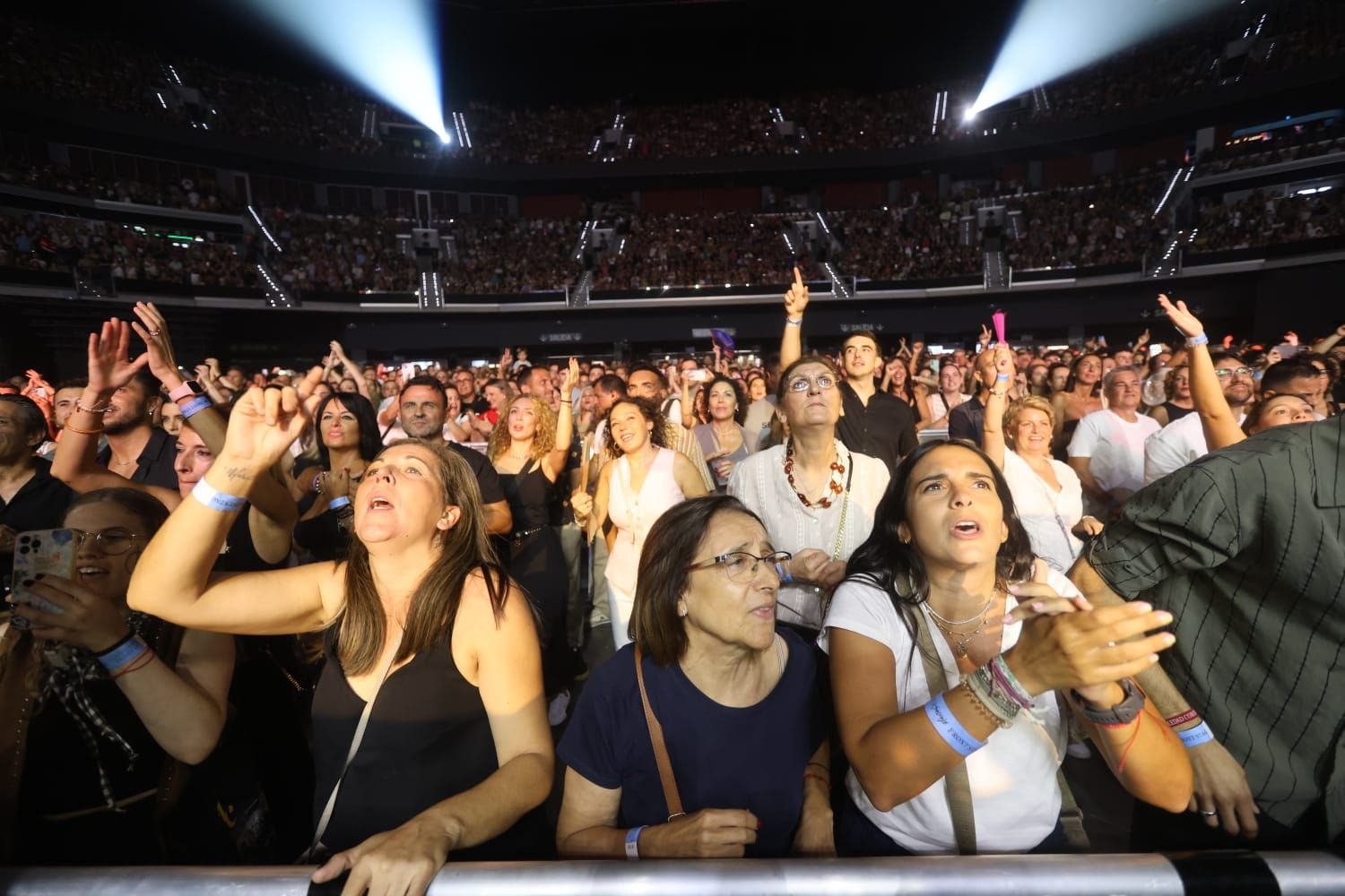Manuel Carrasco arrebata en su concerto del Roig Arena: todas las imágenes