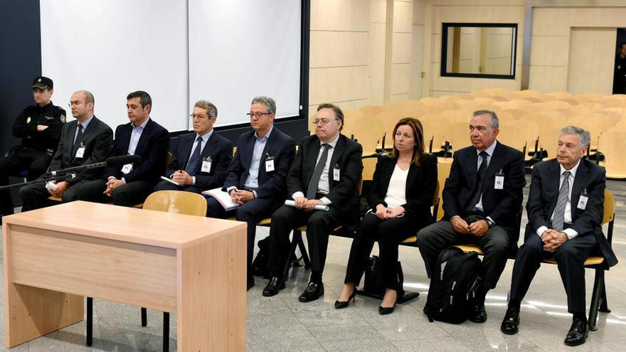 De dcha. a izda. Crespo, López Abad, Amorós, Sogorb, Martínez, Soriano, Sabater y Ochoa ayer en el banquillo de los acusados de la Audiencia Nacional.