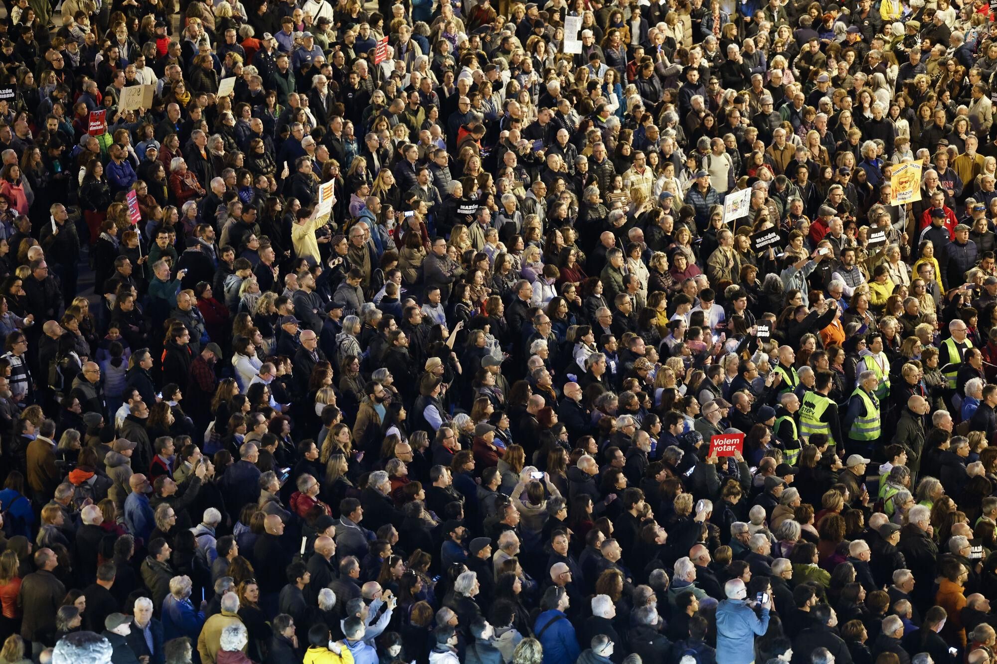 VALENCIA, 29/03/2025.- Sexta manifestación en la ciudad de València para reclamar la dimisión del president de la Generalitat Valenciana, Carlos Mazón, por su gestión de la dana del pasado 29 de octubre, este sábado, día en que se cumplen cinco meses de la catástrofe. EFE/ Ana Escobar