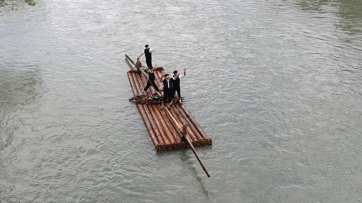 los nabateros saludando al amplio público que se congregó en los puentes.