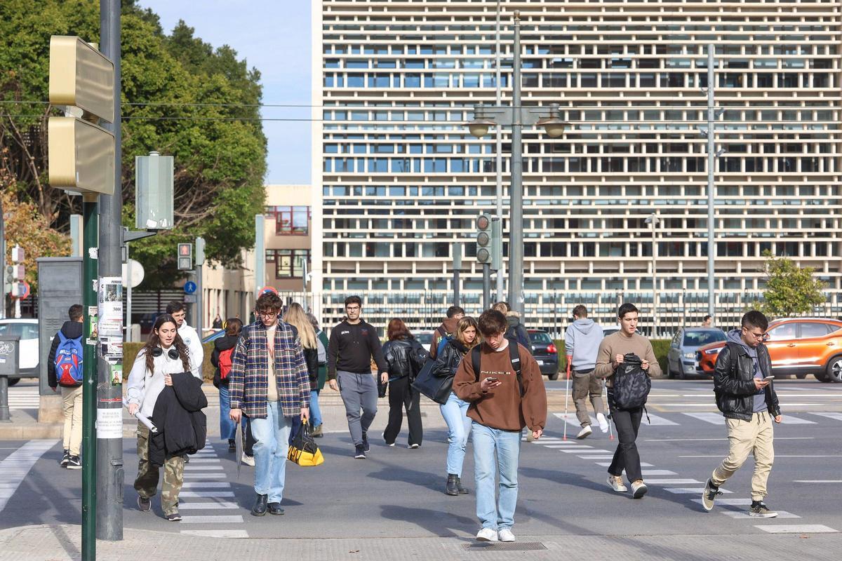 Estudiantes universitarios en el campus de Tarongers de la Universitat de València.