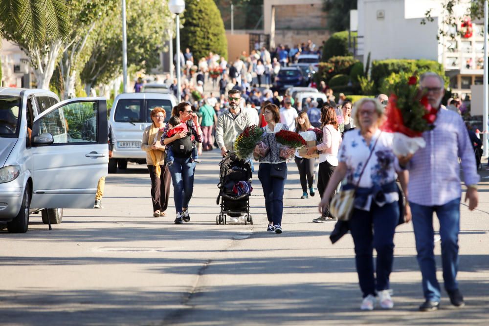 Unas 25.000 personas acuden al cementerio por Tots Sants