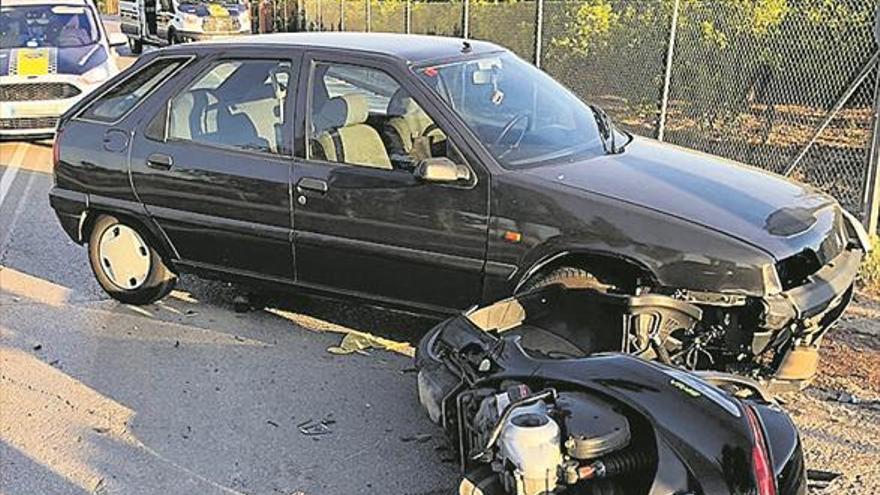 Un motorista grave al chocar contra un coche y caerse a una acequia