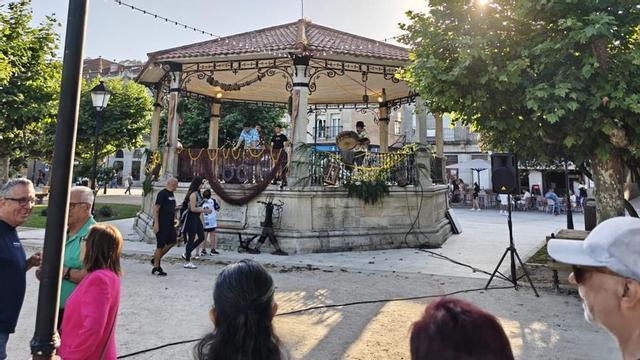 Música desde el histórico palco objeto del homenaje. | FDV