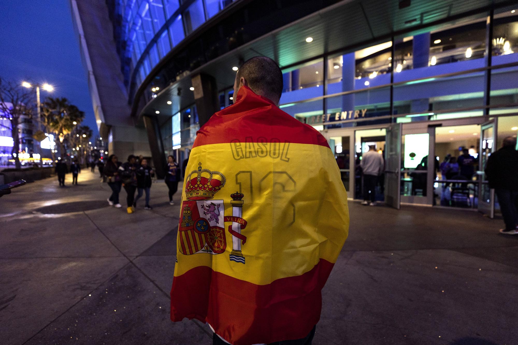 Una "marea dorada" en Los Ángeles para homenajear a Pau Gasol