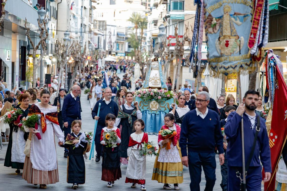 Un momento de la ofrenda floral en Benidorm