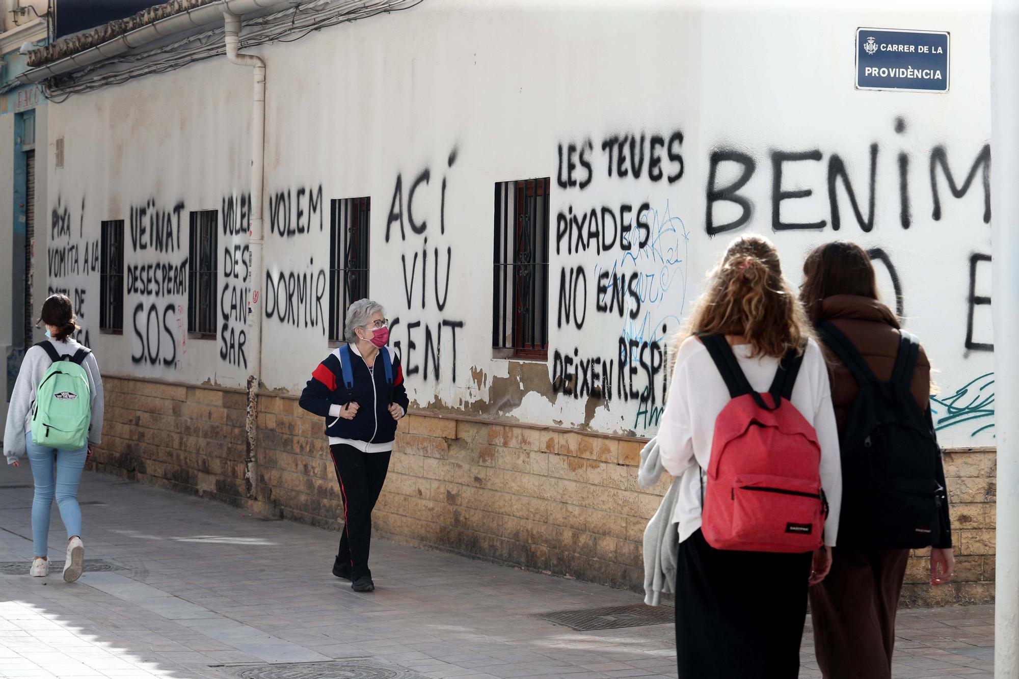 Benimaclet amanece con pintadas en contra de los botellones