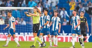 El árbitro del Sporting en Elda será el mismo de la polémica con el Oviedo ante el Espanyol