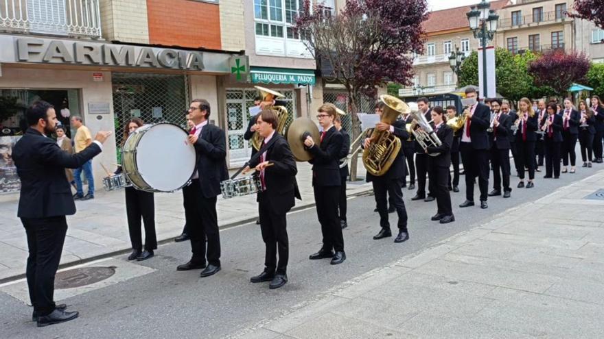 La Banda de Música de Chapela durante una actuación por las calles de Redondela.