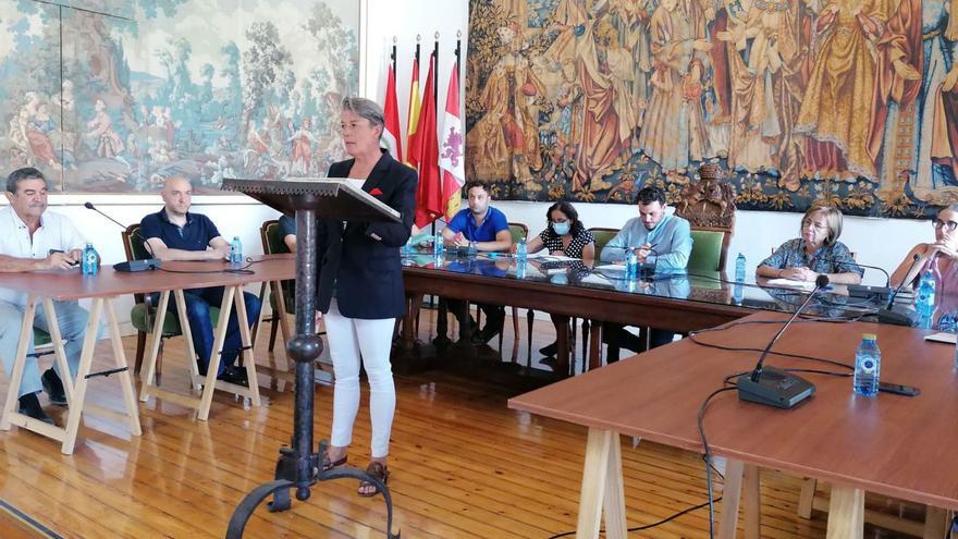Loren Prieto, de pie, promete su cargo de concejala de Cultura en el Ayuntamiento de Toro. | M. J. C.