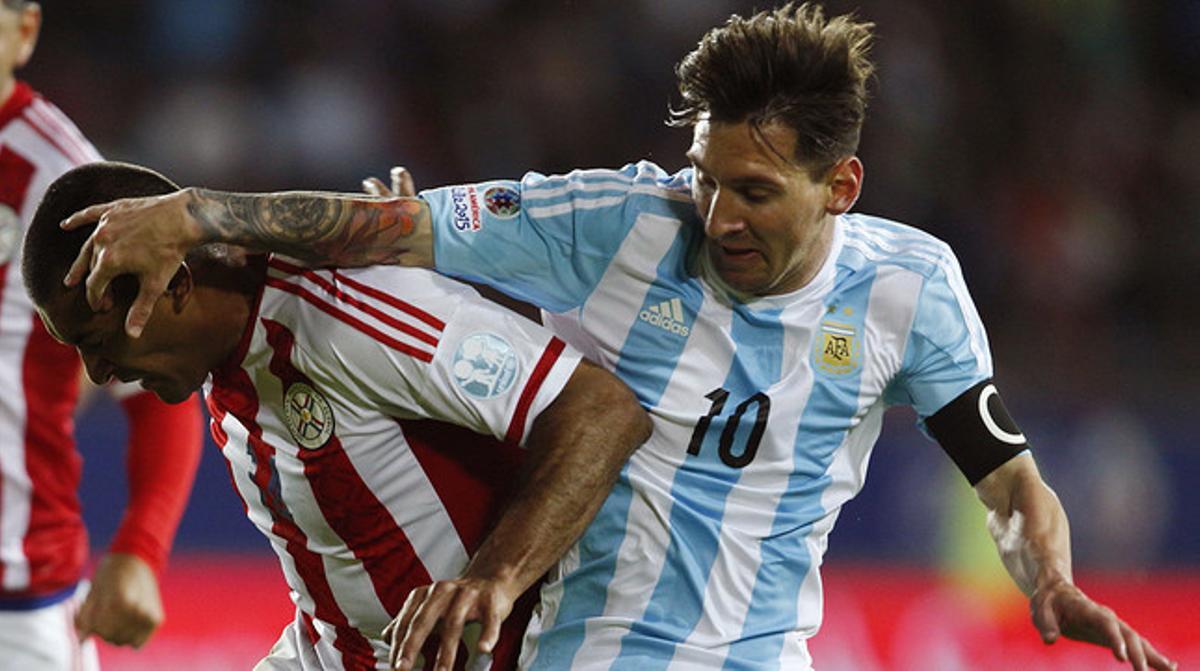 Leo Messi i Paulo Da Silva lluiten per la pilota durant el partit entre Argentina i Paraguai a la Copa Amèrica.