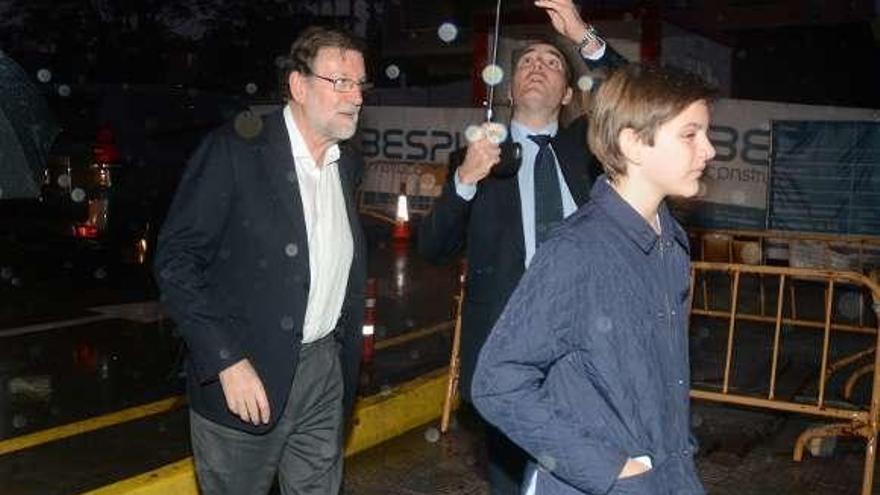 Mariano Rajoy, ayer al llegar con su hijo Juan a San Mauro. // R. V.