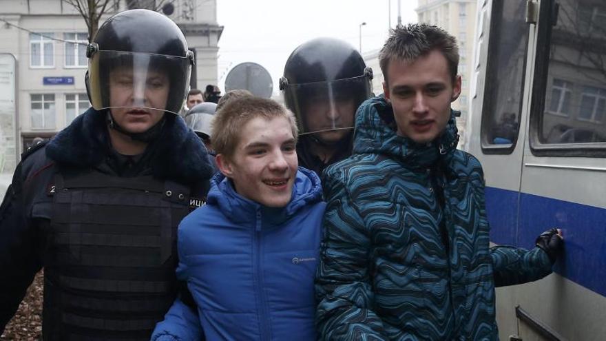 Antidisturbios se llevan arrestados a dos menores en Moscú.