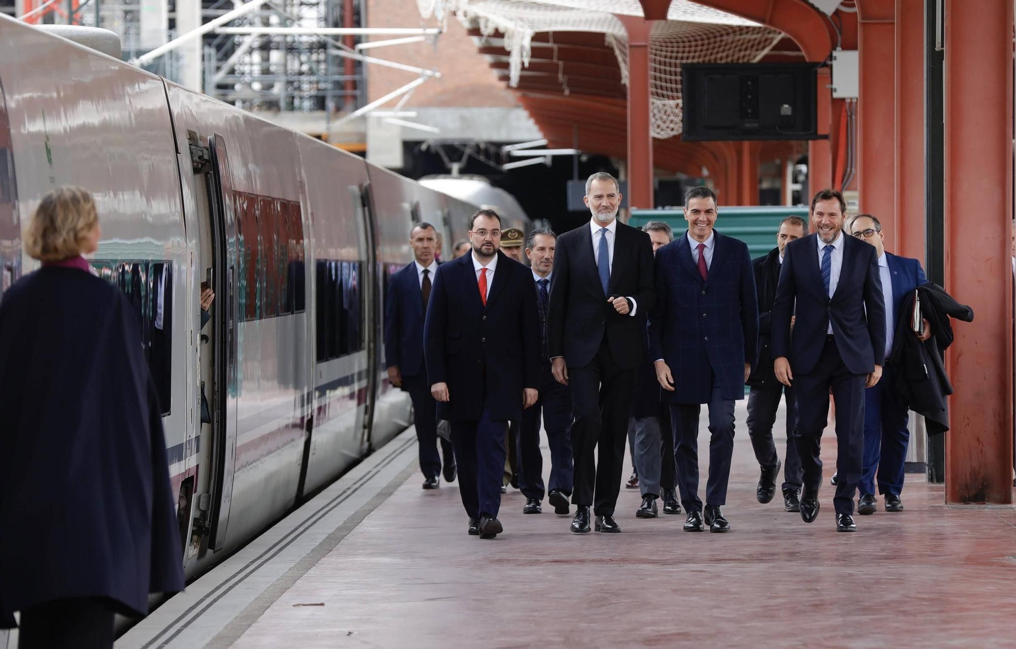 El AVE realiza su viaje inaugural de Madrid a Asturias