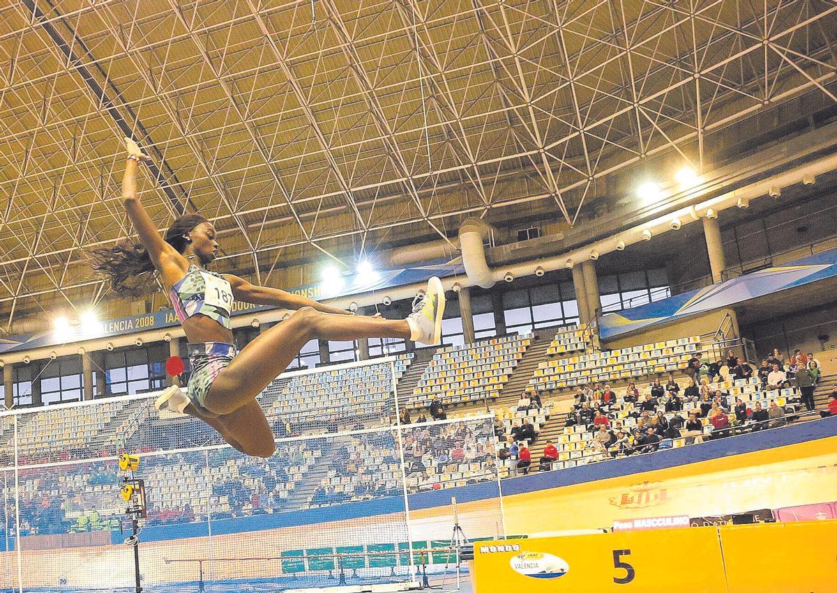 Fatima Diame , en pleno salto en Valencia