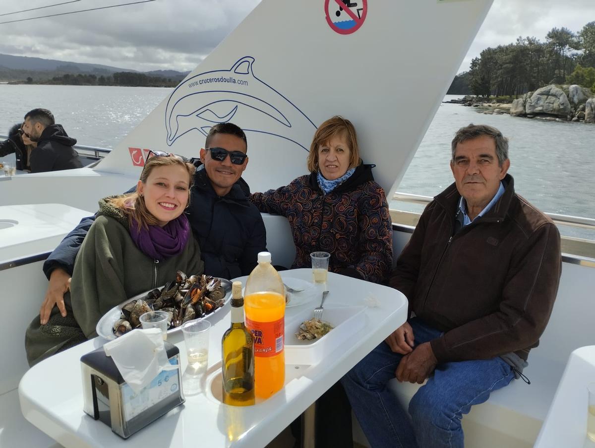 Turistas en uno de los catamaranes de O Grove, ayer.