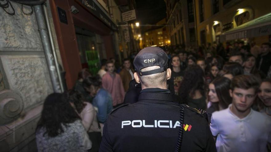 Un agente de Policía patrulla durante una noche de fiesta en Oviedo.