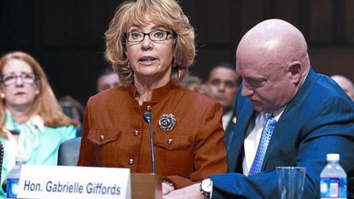 La excongresista Gabrielle Giffords durante su comparecencia en el Comité Judicial del Senado, ayer.