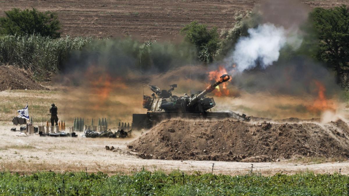 Un soldado israelí en la frontera de Gaza e Israel.