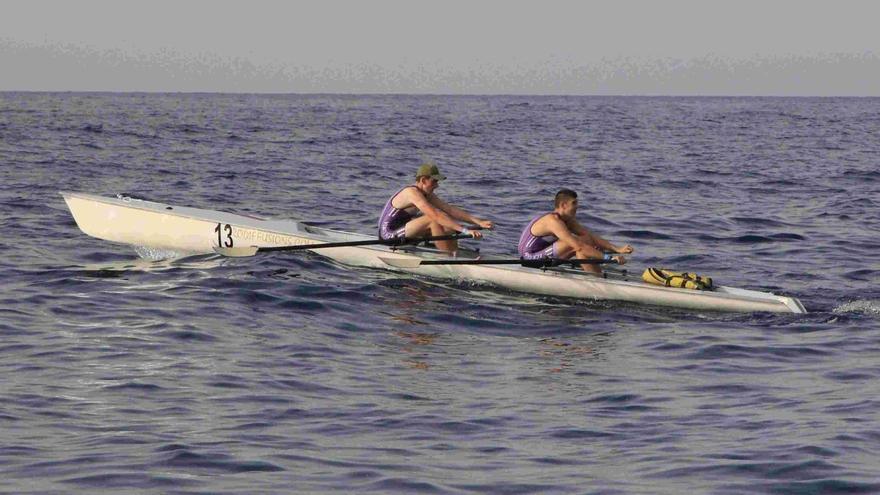 La embarcación de dobles del RCN Gandia, en acción, en la regata autonómica