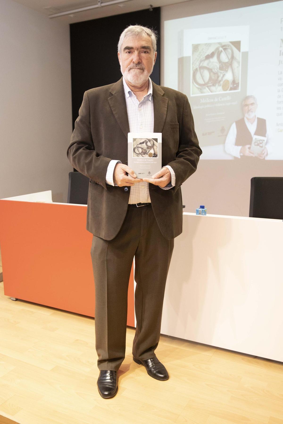 Julio García Guerrero, durante la presentación de su primer libro sobre historia de los médicos de Castellón.