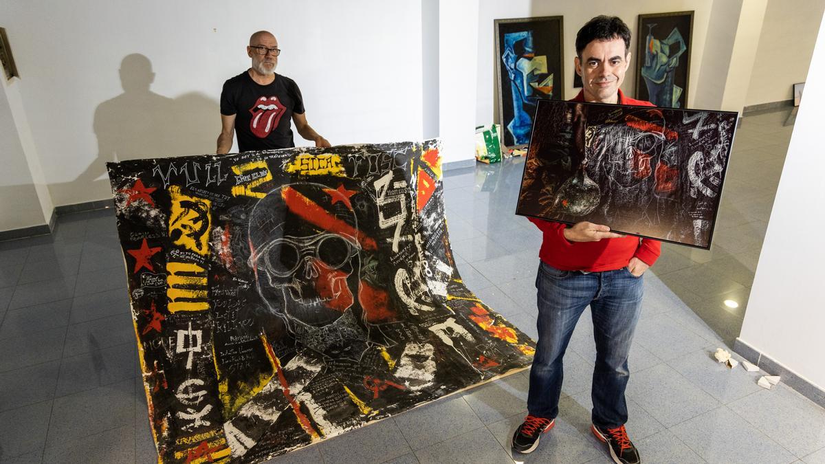 Juanjo Hernández y Borja López, en el montaje de la exposición &quot;Undead&quot;