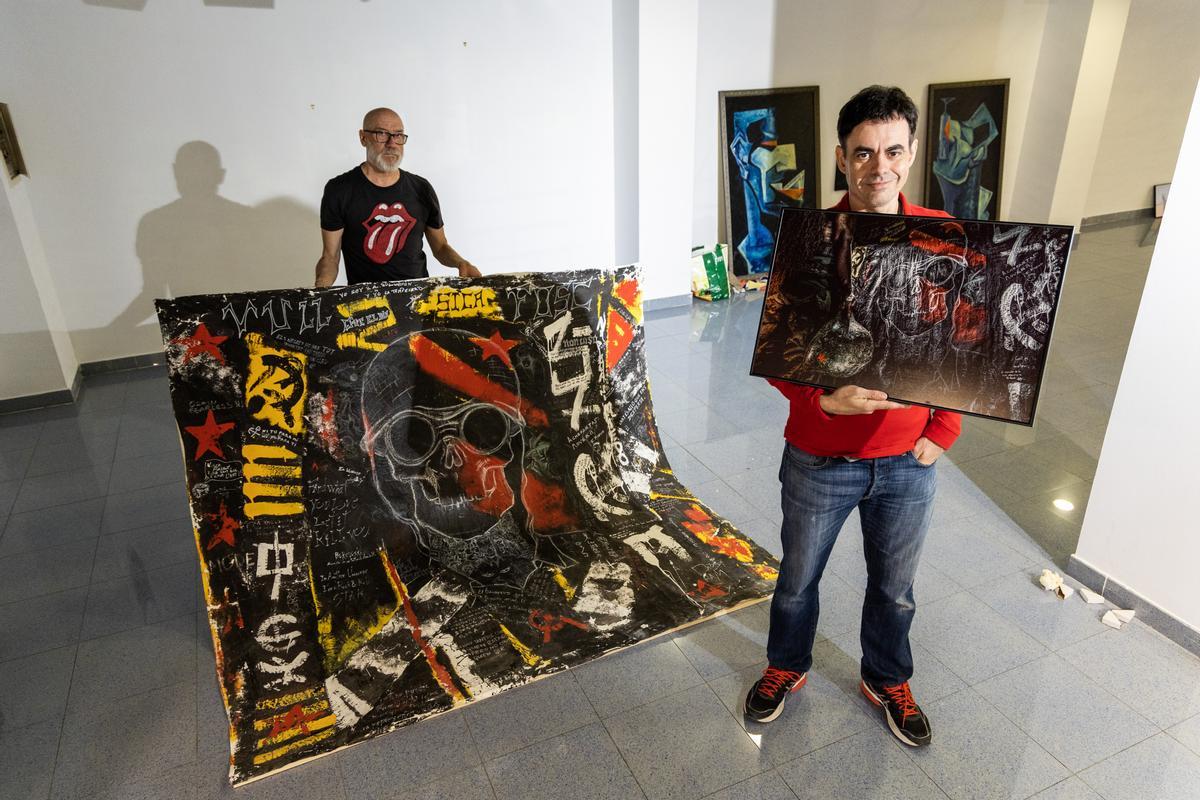 Juanjo Hernández y Borja López, en el montaje de la exposición "Undead"