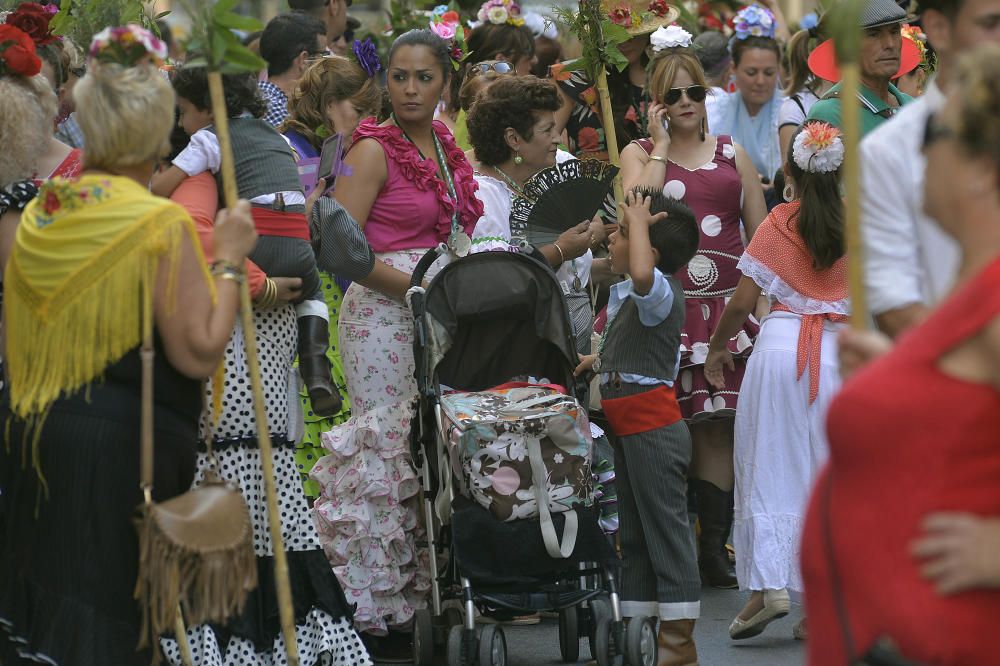Cientos de personas acompañan a la Blanca Paloma hasta el Pantano