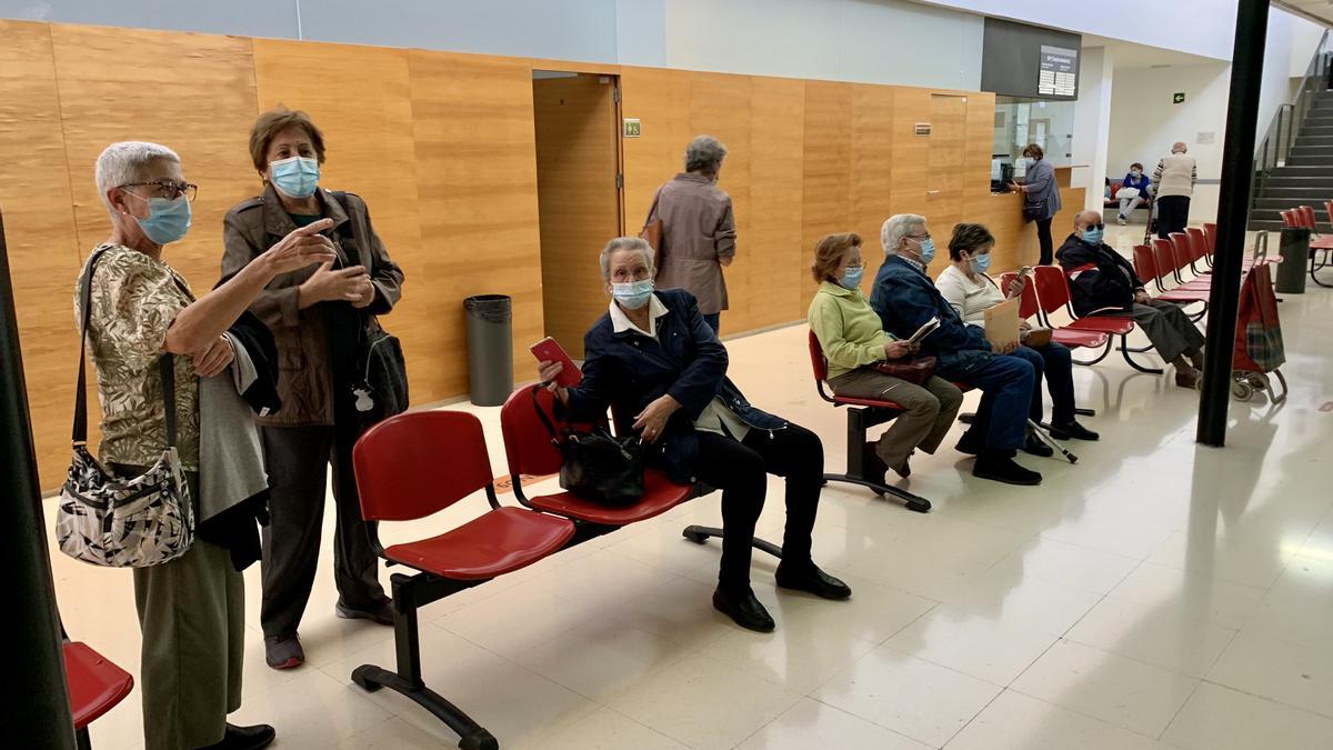 Personas esperando en un centro de salud de Alicante la semana pasada