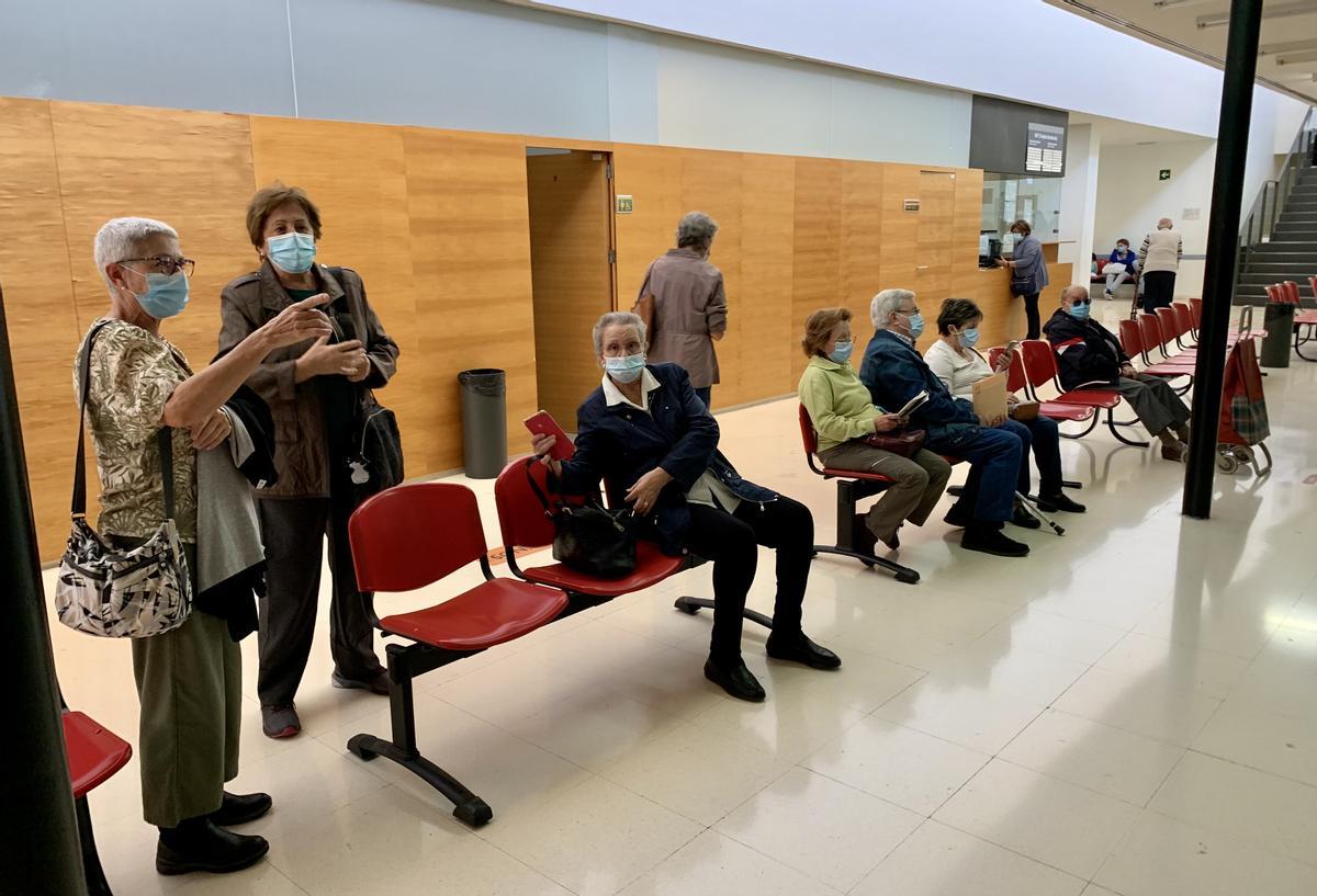 Personas esperando en un centro de salud de Alicante la semana pasada