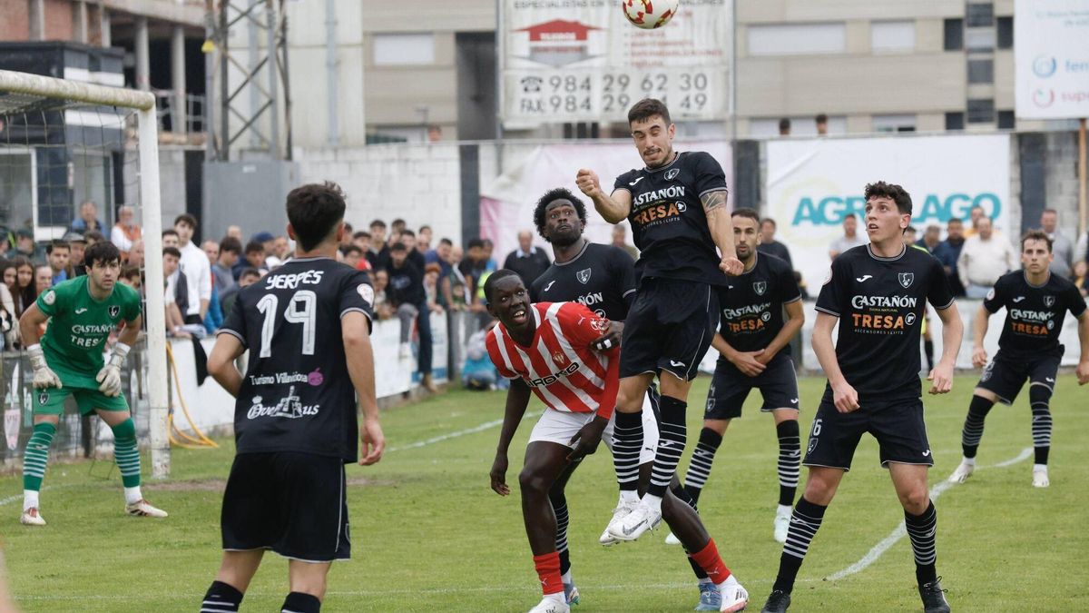 Un momento del Lealtad-Sporting Atlético disputado en Les Caleyes.