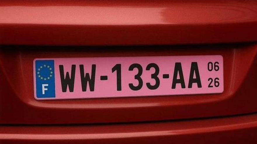 Llega un nuevo color a las matrículas: así son las placas rosas que ya circulan en Francia