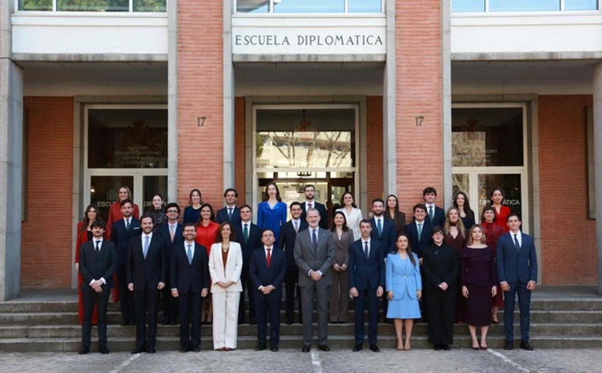 Los componentes de la promoción número 77 de la Escuela Diplomática posan junto al Rey Felipe VI y otras autoridades