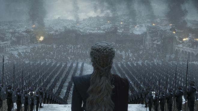 Imagen del episodio final de Juego de tronos con Daenerys (Emilia Clarke) de espaldas al frente