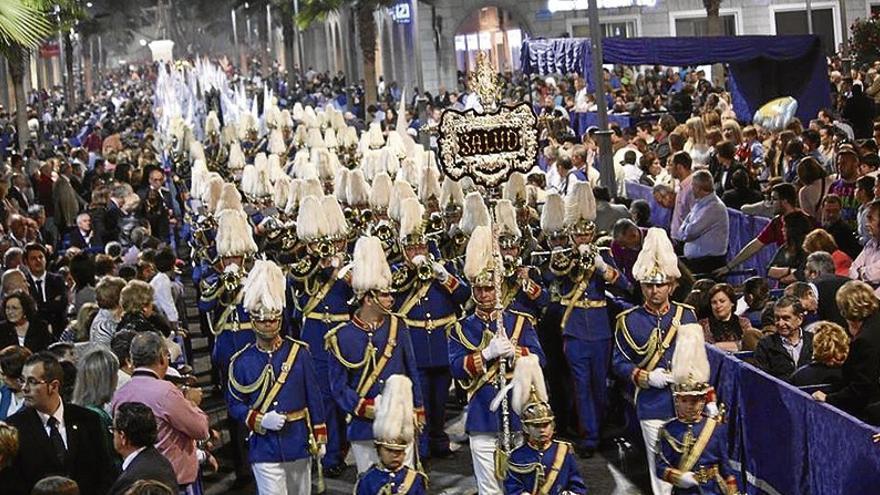 Cornetas y tambores envuelven el pregón de la Semana Santa