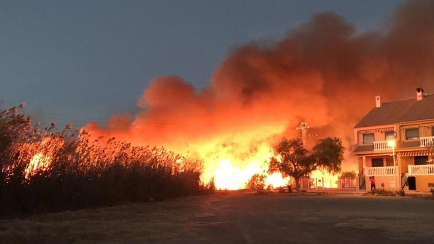 El incendio se queda a pocos metros de la central térmica