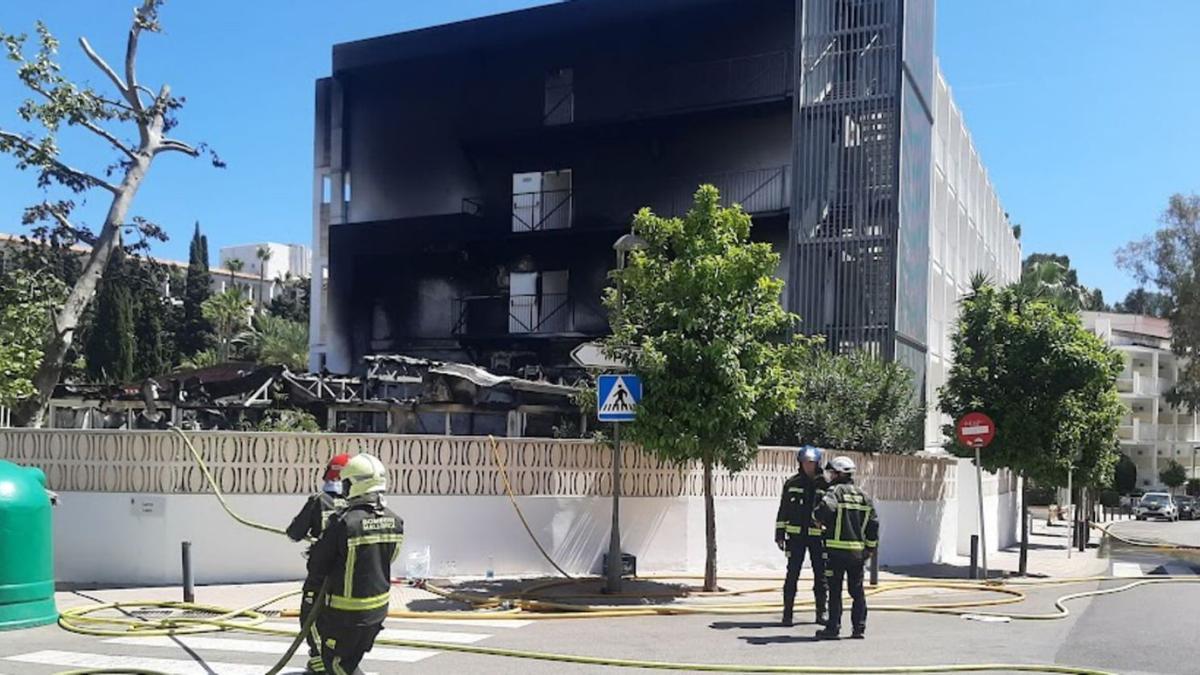 Bombers de Mallorca, junto a la fachada ennegrecida del edificio anexo del hotel.