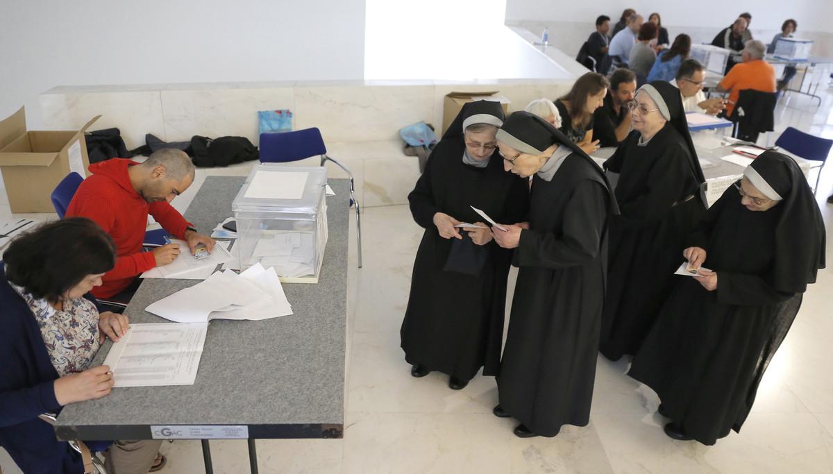 GRA008. SANTIAGO DE COMPOSTELA, 25/09/2016.- Un grupo de religiosas vota en un colegio electoral, durante la jornada en que Galicia celebra las elecciones autonómicas, esta mañana en Santiago de Compostela. EFE/Lavandeira jr