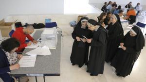 GRA008. SANTIAGO DE COMPOSTELA, 25/09/2016.- Un grupo de religiosas vota en un colegio electoral, durante la jornada en que Galicia celebra las elecciones autonómicas, esta mañana en Santiago de Compostela. EFE/Lavandeira jr