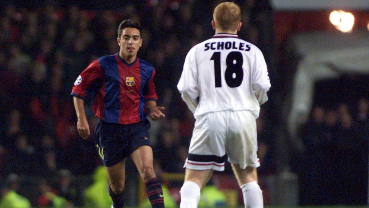 16 de septiembre de 1998: debut europeo de Xavi con el primer equipo del FC Barcelona. En la imagen, ante Scholes
