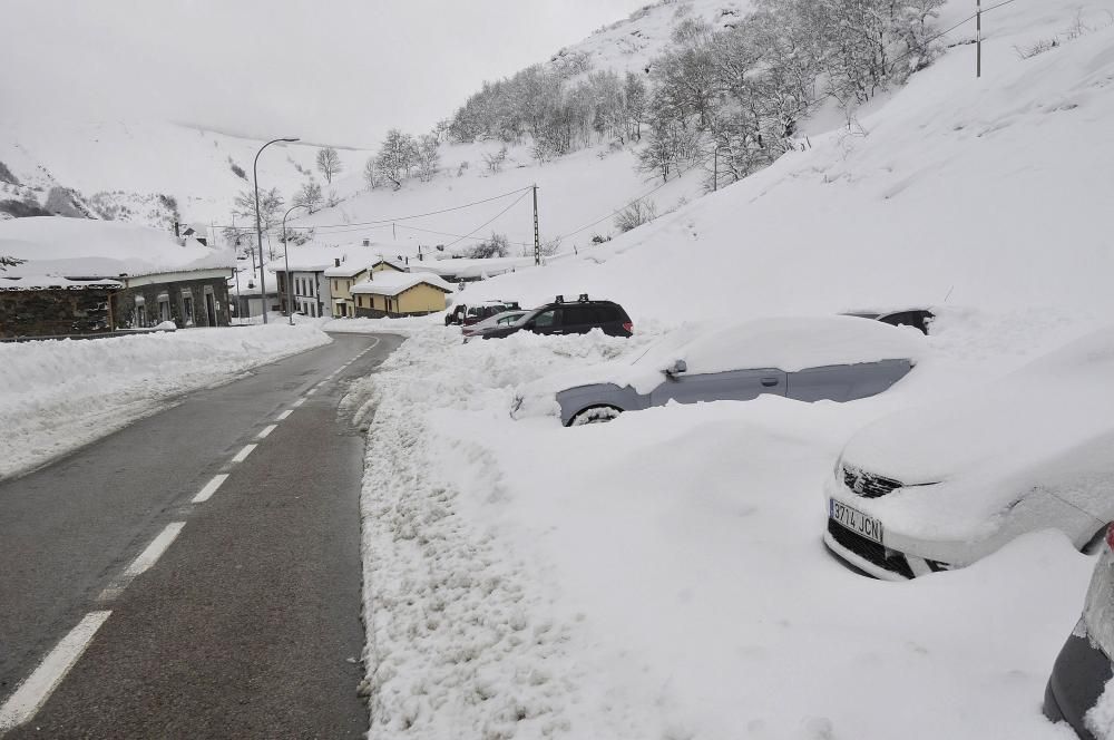 Temporal de nieve, este martes, en el puerto de Pajares