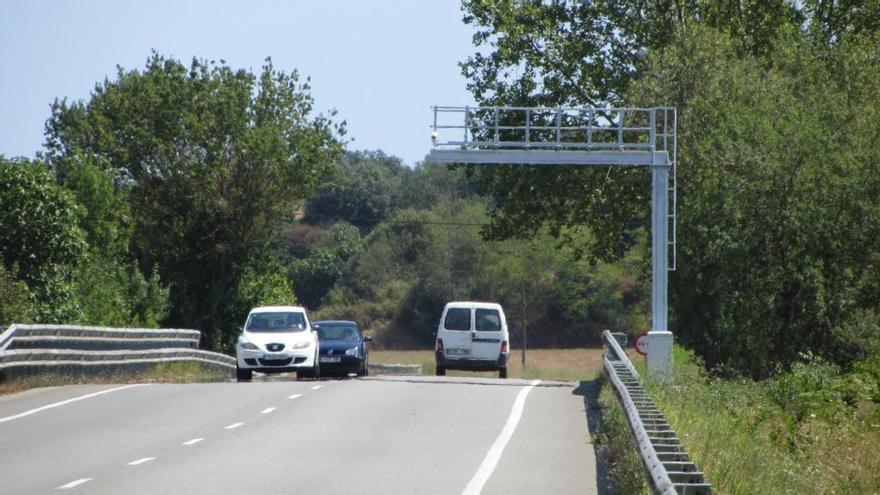 El radar de tram està ubicat per sobre de la carretera.